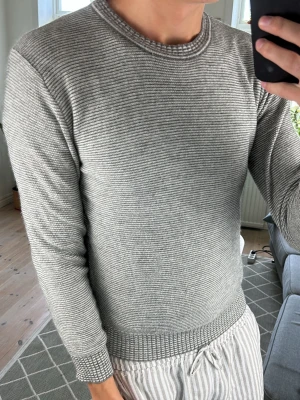 Stickad grå Hugo Boss tröja - Stilren och väldigt snygg! Perfekt nu under sommaren.  Mått: A:41 B:43 C:39 D:59 (cm)   Skriv vid fundering!😇🙌 