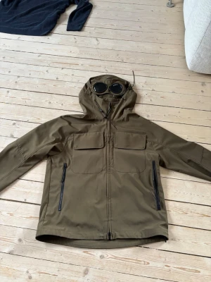 100% äkta Cp Company jacka. - Äkta Cp company jacka i fantastiskt skick. Priset är inte hugget i sten.