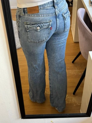 Levi’s bootcut jeans - Äkta Levi’s utan defekter. Lite tajta för mig, sitter som S skulle jag säga!