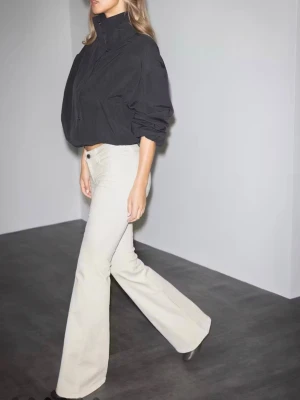 Vita lågmidjade flate jeans  - Vita lågmidjade jeans från Gina, jättesnygga men kommer inte till användning, lite slitna längst ner men inte mycket, endast använda en gång Jeansen har klassisk femficksdesign och stängs med knapp och dragkedja. Perfekta för en trendig och avslappnad look.