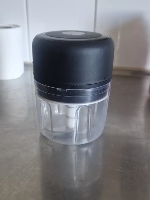 Minihackare - Smidig mini matberedare från Rubicson i svart och transparent plast. Perfekt för att hacka grönsaker, nötter eller örter. Laddas via USB och har en kompakt design som passar i alla kök. Enbart testad, men har inte så mycket att hacka därav säljes den. Den har legat i köket och behövs därför en liten rengöring.