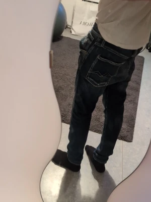 Replay jeans hyperflex - Säljer ett par blåa Replay jeans i storlek W30 L30. Jeansen har klassisk femficksdesign. Jeansen är i bra skick men har ändå använts en del