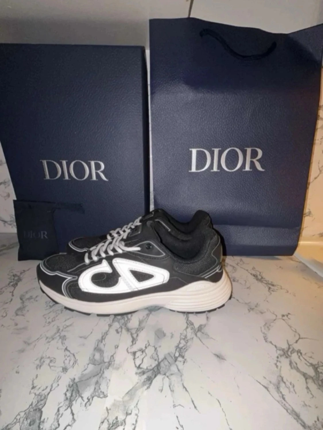 Sneakers med vit logga