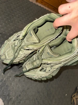 Gröna Track sneakers från Balenciaga -  1 of 1 in 🇸🇪Säljer ett par gröna Track sneakers från Balenciaga. Skorna har en chunky sula, mesh och syntetiska paneler samt snörning framtill. Märkeslogga syns på plösen och innersulan. Perfekta för dig som gillar streetwear och vill sticka ut.