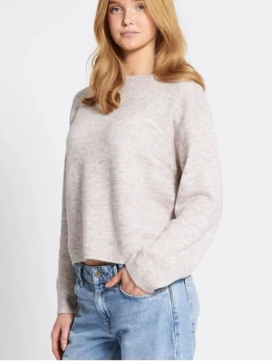 Beige oversize stickad tröja lager 157  - Mysig ljusrosa/ begie stickad tröja med avslappnad, oversize passform och rund hals. Tröjan har långa ärmar och ribbade muddar vid ärmslut och nederkant. Perfekt att matcha med jeans för en chill look.