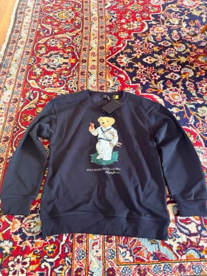 Ralph lauren sweatshirt - Säljer min mörkblåa Ralph lauren sweatshirt i storlek S, skickar samma dag eller nästa 