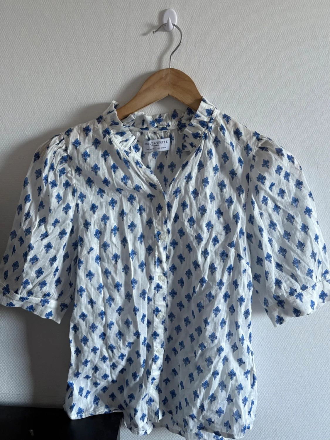 Vit blus med blått mönster - Holly & White (Lindex)
