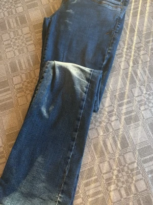 Mörkblå raka jeans - Säljer ett par klassiska mörkblå jeans med rak passform från LTB. Dom är i storlek 27/32 och dom har slitningar men är lagade bak (se bilder) 