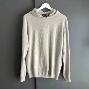 Oscar Jacobson Kashmir hoodie - Säljer denna snygga oscar Jacobson kashmir hoodien!🙌Nypris = 1999kr🤝Storlek S passar S!👍 Skick : 9/10!⭐️Hör gärna av er om ni har funderingar!👍
