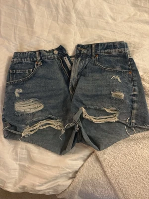 Jeansshorts - Rensar och vill bli av med snabbt! Uppskattar om du kan hämta i stan. Storlek M/L
