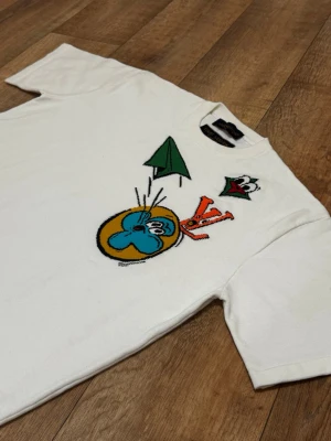 Vit louis vuitton t shirt  - Denna vita LV tröjan är sällsynt, denna är köpt i Paris 2024. Perfekt för sommaren Storlek L, om du vill veta mått, skriv till mig Kvitto finns! Tröjan är i fin skick, har inte använt den mycket, har tagit bilder på allt även stitching Tyvärr medföljs ingen förpackning därför går det bra med pris diskussion. Men det kommer fraktas fint! Prutbart vid snabb affär Jag skickar ut paketet så fort som möjligt Vid frågor, skriv!