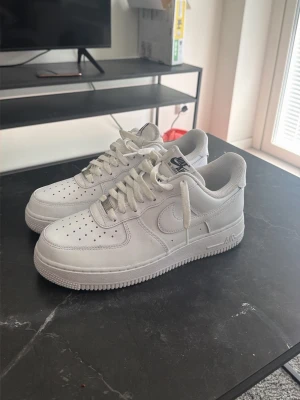 Nike Air Force 1 vita sneakers - Säljer mina Air force 1 för att jag inte använder dem! Använt dem enstaka gånger. Crease skydd ingår. Skriv för mer😀