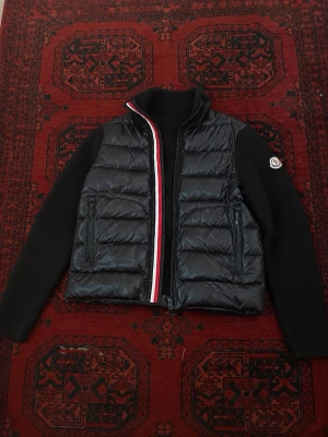 Moncler cardigan  - Snygg moncler cardigan some perfekt för våren | Skick 8/10 utan defekter | storlek EU S | NFC funkar inte men QR koden går att skanna.| Vid fler frågor och funderingar äre ba att höra av sig! Pris går att diskutera vid bundle köp / snabbaffär! 💯