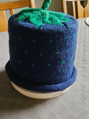 Nystickad blåbärsmössa för barn - Nystickad blåbärsmössa för barn.