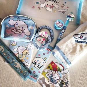 Cinnamoroll accessoarset blå/vit - Säljer ett gulligt Cinnamoroll accessoarset med flera delar i blått och vitt. Setet innehåller pennfodral, 2 scrunchies, handduk, penna, linjal, post-it, stämpel, bokmärke, myntbörs och små stickers, alla dekorerade med Cinnamoroll-figuren och söta detaljer. Perfekt för dig som älskar kawaii och Sanrio!