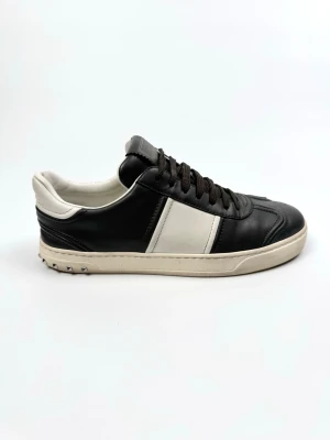 Valentino flycrew - Valentino Garavani Flycrew sneakers. Storlek 41. Skick 9/10. Nypris ca 7700kr. Alla nitar sitter kvar. 100% autentiska.