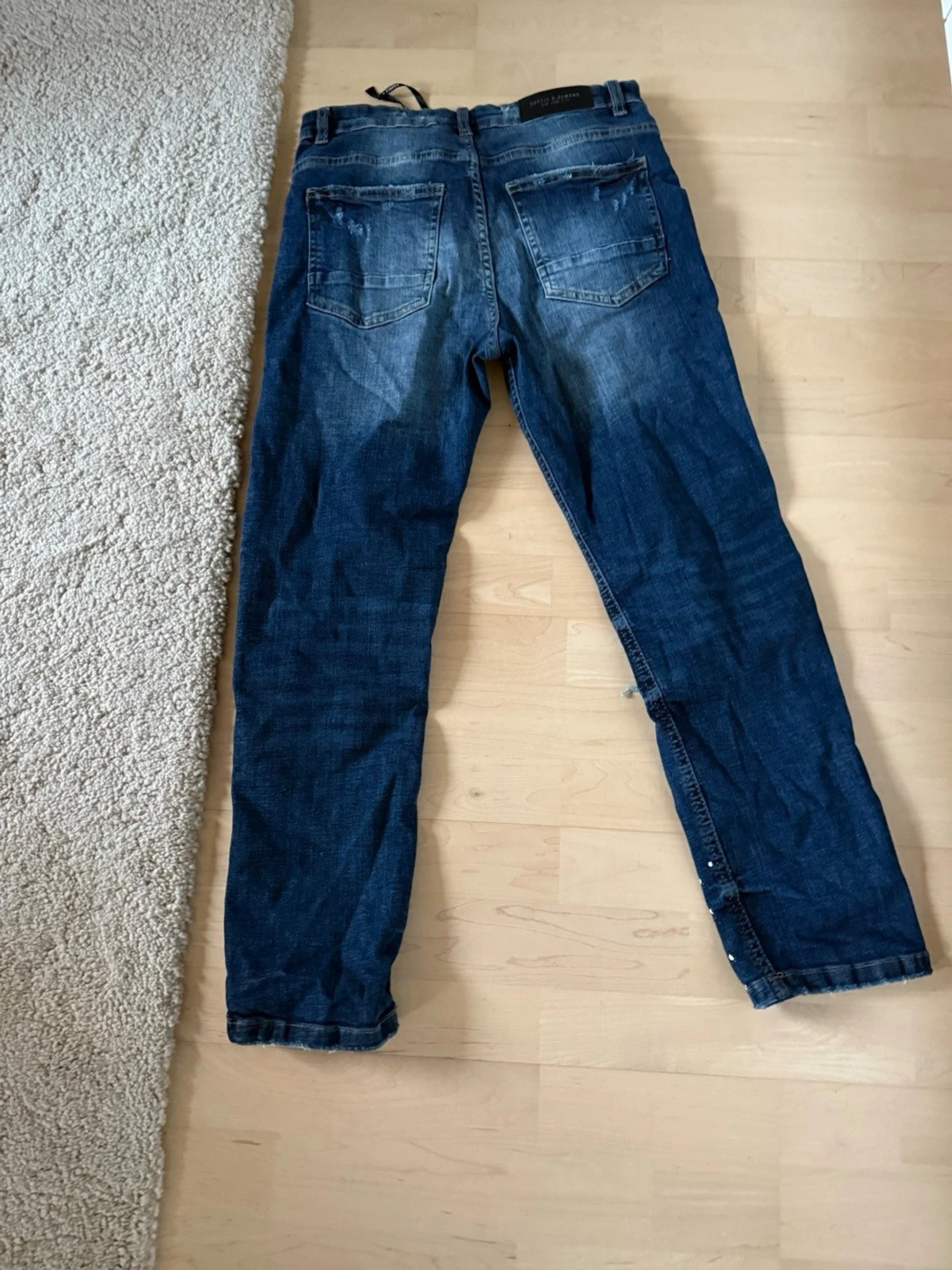 Mörkblå supply demand slitna jeans med hål, storlek L 12-13 år. L 12-13 år. - 1