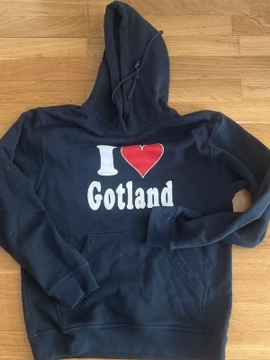 Gotland hoodie  - Säljer den klassiska ”i ❤️ Gotland” hoodien nu som säljs där för 600kr. Klassisk känguruficka framtill och justerbar huva med dragsko. Perfekt om man ska dit på stockholmsvecka eller liknande. Använd en gång