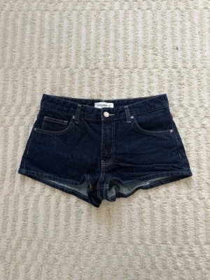 Mörkblå jeansshorts från Pull&Bear - Snygga mörkblå jeansshorts från Pull&Bear med klassisk femficksdesign, knapp och dragkedja framtill samt bälteshällor. Nästan aldrig använda, storlek 38. 