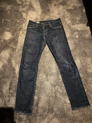 Levis 502 mörkblå - Taperd fit i mörkblå. 