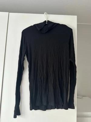 Ribbad tröja med krage  - Fin ribbad tröja med krage som har en tajtare kroppsform