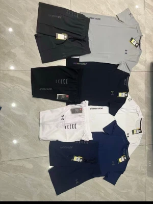Under Armour sportset herr - Snygga träningsset från Under Armour med t-shirt och shorts. Finns i färgerna svart, grå, vit och marinblå. Seten har diskret logga på bröstet och benet samt tryckt text på ärmen och shortsen. Perfekta för gymmet eller löpning, tillverkade i lätt och snabbtorkande material.