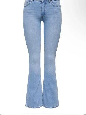 Ljusblå bootcut jeans från ONLY - Snygga ljusblå bootcut jeans från ONLY med klassisk femficksdesign och medelhög midja. Jeansen har utsvängda ben och är tillverkade i stretchig denim för en bekväm passform. Perfekta för dig som gillar en retroinspirerad look. Storlek xs längd 32. Nypris 550kr