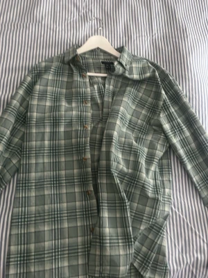 grön flanellskjorta  - Säljer nu denna sköna gröna flanellskjortan från newlook strl M men sitter som S