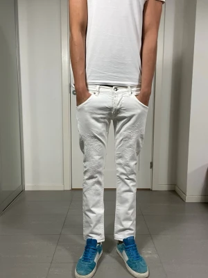 Dondup Jeans  - Säljer nu dessa Dondup Jeans med snygga slitningar i populär design, mått: ca 37 o 95 cm. skriv för fler bilder/frågor🙌🏼