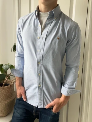 Ralph lauren skjorta  - Ralph lauren skjorta, Inga defekter! Modellen i bilderna är 180 cm 75 kg och bär Storlek S , Kom med frågor! 🌟 (Kan gå ned i pris vid köp av paket 😉) 