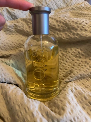 Hugo Boss Bottled - Hugo Boss Bottled som rymmer 200 ml. Kanske 140-150 kvar, avgör själv från bild