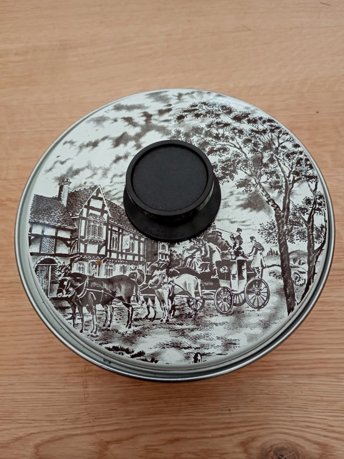 Kastrull med lock och vintage-motiv
