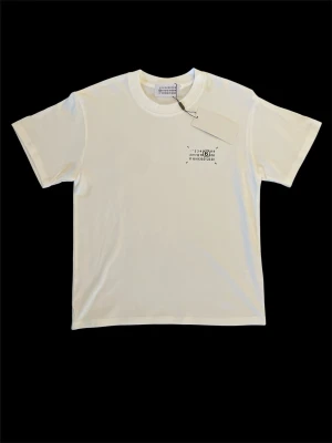 Maison Margiela t-shirt - Säljer denna riktigt snygga och helt nya vita T-shirten med tryck i storlek S. Liten defekt på trycket på framsidan men inget som påverkar helheten. Perfekt nu inför sommaren! Hör av er ifall ni har några frågor! ⭐️
