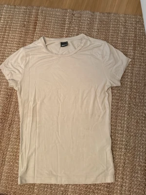 Soft touch tshirt - Beige tajt tshirt i mjukt material