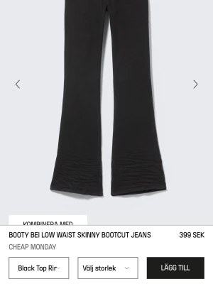 Bootcut jeans från Cheap Monday - Snygga svarta bootcut jeans med låg midja från Cheap Monday. Modellen är skinny upptill och utsvängda nertill, med klassiska fickor och diskret rosa logga på bakfickan. Perfekta för dig som gillar en trendig och bekväm stil.
