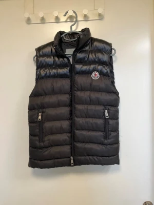 Moncler Väst  - Säljer en klass skick väst, nästintill helt ny. Den har en scann till hemsidan. Storlek 10 vilket motsvarar Xs och S. Pris kan diskuteras vid snabb affär. Frågor vid funderingar!😉🤗