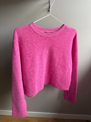 Stickad rosa tröja  - Säljer en jättefin rosa stickad tröja från Zara 💗 Storlek S. Inte längre kvar i sortimentet! Mysig, trendig och perfekt nu till våren/sommaren ✨ I fint skick!  Den kan se lite nopprig/texturerad ut på bilden, men det är själva materialet och hur tröjan är stickad  den är alltså inte sliten eller nopprig i verkligheten 💕