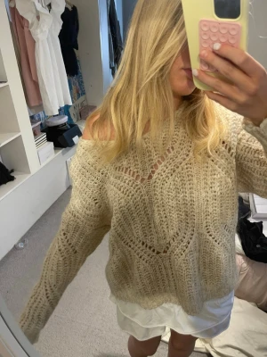 Beige stickad, något overzised - Så snygg beige stickad som tyvärr inte kommer till anvisning, går att ha off shoulder! 