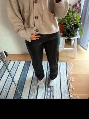 Skinbyxor  - Jätte fina och sköna skinbyxor som säljes då de tycker inte kommer till användning. De har jättefin passform, med låg midja 