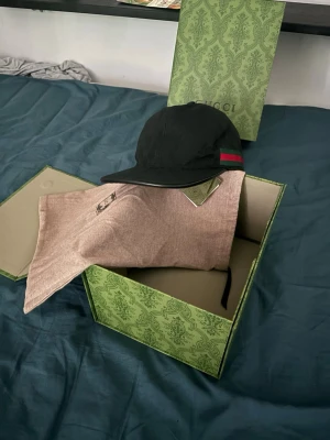 Gucci keps jao - Kan inte gå fel med denna, snart snart, basic clean svart färg med sin lysande monogram. Kvaliten är guld, utseende och detaljer är utmärkta. Det är bara att skriva! Allt kan diskuteras, behövs fler bilder? Skriv. 