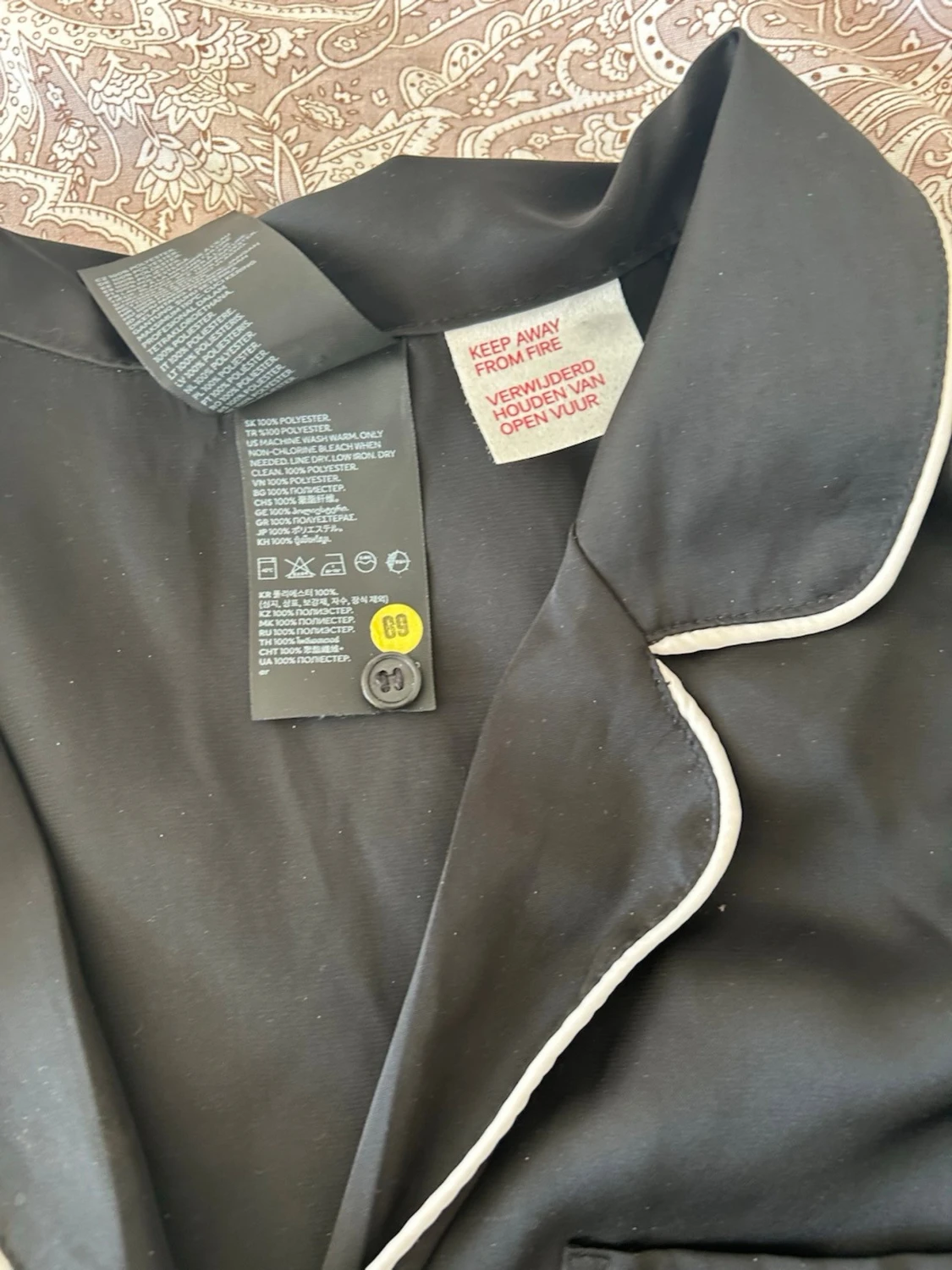 Svart satinpyjamas med vita detaljer - 6