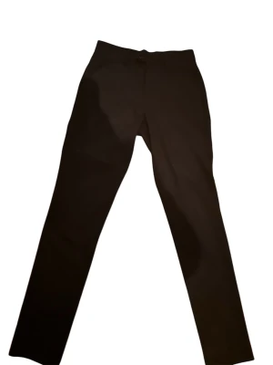 Svarta kostymbyxor Jack & Jones - Snygga svarta kostymbyxor från Jack & Jones i modellen Slim/Marco. Byxorna har en slim fit.