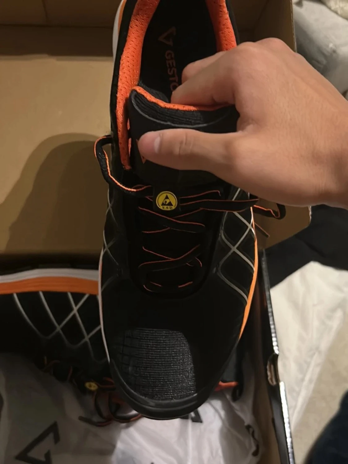 Svarta arbetsskor från Gesto med orange detaljer - 1
