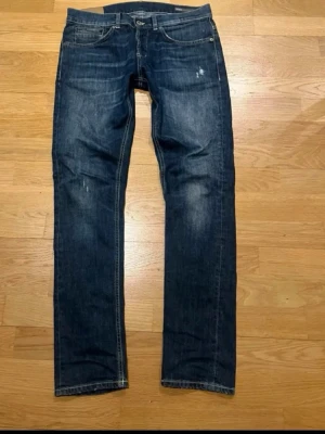 Dondup George jeans - Ett par riktigt feta dondup George med slitningar. Jeansen är i otroligt fint skick och väldigt stilrena pch lätta att passa in i outfits. Mått Midja 42, ytterben 102.