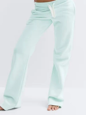 Aquamarine mjukisbyxor Gina tricot - Snygga aquamarine mjukisbyxor med raka ben och vit dragsko i midjan. Byxorna har en avslappnad passform och är tillverkade i mjukt material som känns skönt mot huden. Perfekta för chill dagar hemma eller när du vill vara bekväm men ändå se fräsch ut. Har hoodien till vara o skriva. Har två av dom här i S och Xs så skriv vilken.