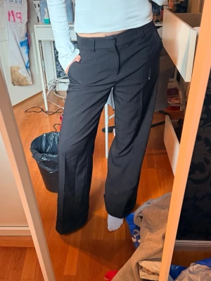 Kostymbyxor - Lågmidjade vida kostymbyxor från Gina. Inga defekter. Jag är 172!🥰