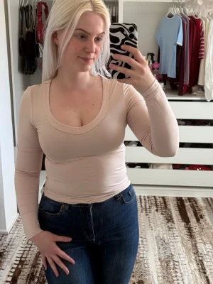 Tröja - S - Tröja i storlek S färg Beige pris 30kr