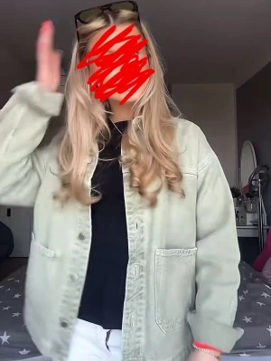 Ljusgrön Zara jeansjacka - Snygg ljusgrön jeansjacka i oversized modell med klassisk krage och stora fickor framtill. Jackan har knäppning med metallknappar och raka ärmar. Perfekt för dig som vill ha en avslappnad och trendig look.