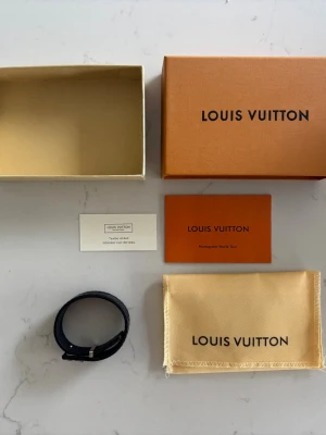 LV armband - Säljer nu mitt lv armband då jag inte har användning för det. | Bra skick som ni ser på bilderna. | Riktigt bekvämt. | Passar dem flesta händerna. | Tillbehör medföljes. | Släng iväg en signal vid funderingar så svarar jag snabbt. |