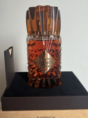 Royal Blend Bourbon parfym - Royal Blend Bourbon från French Avenue är en lyxig parfym i en brun, elegant glasflaska med gulddetaljer. Flaskan har en unik, skulpterad form och levereras i en snygg svart och guld ask. Perfekt för dig som gillar exklusiva dofter.
